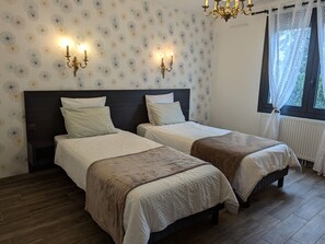 4 室のベッドルーム、WiFi (無料)、ベッドシーツ