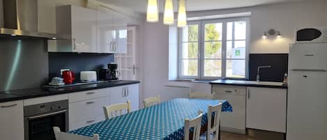 Kühlschrank, Mikrowelle, Ofen, Geschirrspüler