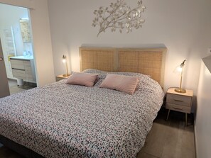 1 bedroom, free WiFi, bed sheets - Charming farm stay with terrace and pond view (Chilleurs-aux-Bois)