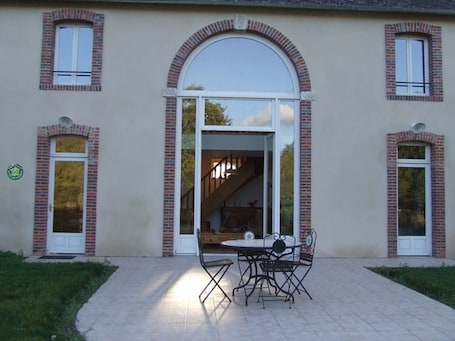 Utendørsservering. Quiet forest cottage near Gien, 3 bedrooms and 2 baths