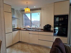 Kylskåp, mikrovågsugn, ugn och diskmaskin