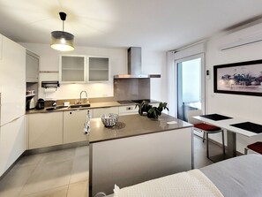 Kylskåp, mikrovågsugn, ugn och spishäll