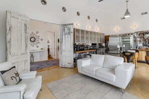 TV, offices - Lakefront Beach House - Sauna & Steam Pod Retreat (Ashtabula)