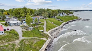 Une zone résidentielle côtière comprenant des maisons, un quai et une côte rocheuse.