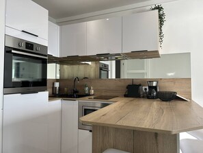 Fridge, microwave, oven, stovetop - Renovated apartment with garage and air conditioning in Le Lavandou (Le Lavandou)