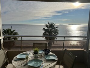 Outdoor dining - Renovated apartment with garage and air conditioning in Le Lavandou (Le Lavandou)