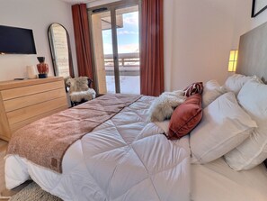 3 bedrooms, bed sheets