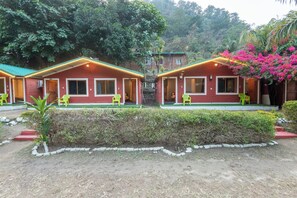 Cottage Deluks, patio, pemandangan kebun | 1 kamar tidur, ruang kerja ramah laptop, dan setrika/meja setrika
