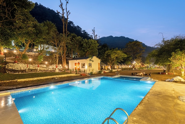 Outdoor pool - Royal River Resort Rishikesh (Rishikesh)