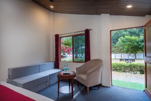 Chaumière Deluxe, patio, vue sur le jardin | Espace de travail pour ordinateurs portables, fer et planche à repasser