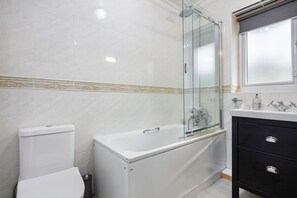 Hair dryer, towels, soap, toilet paper - |Modern Two Bed Apt with free Gated Parking Space| (London)