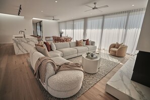 Smart TV, fireplace, books, stereo - Open Country Homestead - Luxury accommodation with stunning views. (Burradoo)