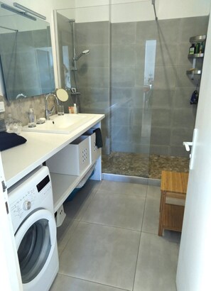 Shower, hair dryer, towels, soap - Capucine au soleil (Sanary-sur-Mer)
