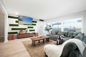 TV, bøker og kontorer