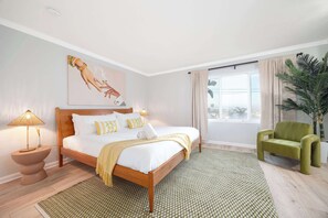 4 chambres, bureau, fer et planche à repasser, lit de bébé portatif