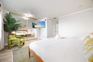 4 bedrooms, desk, iron/ironing board, travel cot - Sunset Balcony View! | Kids Playset | Sleeps 10 (San Diego)