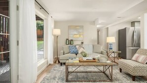 Un salon moderne avec un canapé, une table basse et une grande fenêtre.