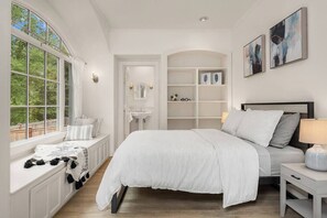 Unclassified image, 4 of 23, button - DT Bellevue Hidden Gem With a View & AC (Bellevue)