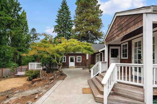 DT Bellevue Hidden Gem With a View & AC