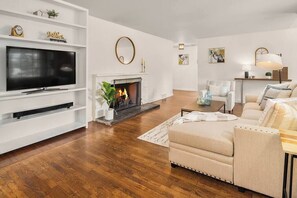 Unclassified image, 5 of 23, button - DT Bellevue Hidden Gem With a View & AC (Bellevue)