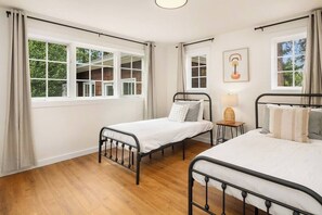 Unclassified image, 3 of 23, button - DT Bellevue Hidden Gem With a View & AC (Bellevue)