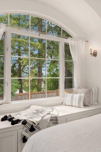 DT Bellevue Hidden Gem With a View & AC