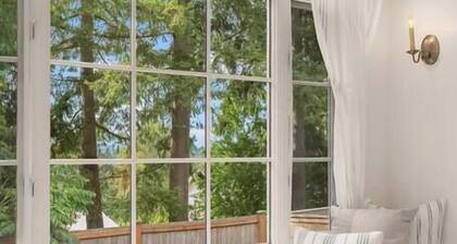 DT Bellevue Hidden Gem With a View & AC