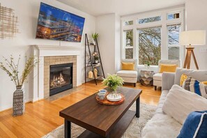 TV, fireplace - Cheerful Capitol Hill Home AC and 98 Walk Score (Seattle)