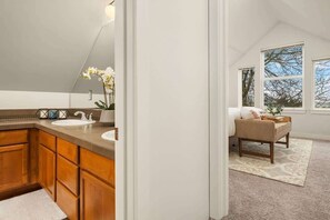 Interior - Cheerful Capitol Hill Home AC and 98 Walk Score (Seattle)