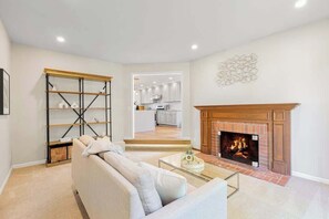 TV, offices - Family Redmond Home with AC 3 mins to MSFT (Redmond)