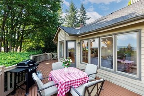 Outdoor dining - Family Redmond Home with AC 3 mins to MSFT (Redmond)
