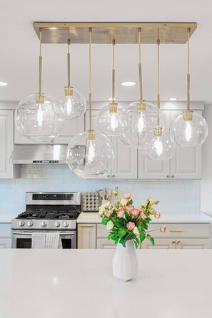 Fridge, microwave, oven, stovetop - Family Redmond Home with AC 3 mins to MSFT (Redmond)