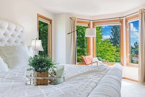 4 makuuhuonetta, työpöytä, silitysrauta/-lauta, vauvan matkasänky