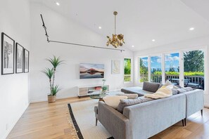 TV, books, offices - Family Redmond Home with AC 3 mins to MSFT (Redmond)