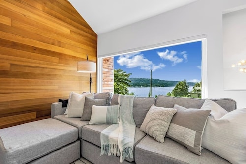 Modern and Relaxing Lake Sammamish View House
