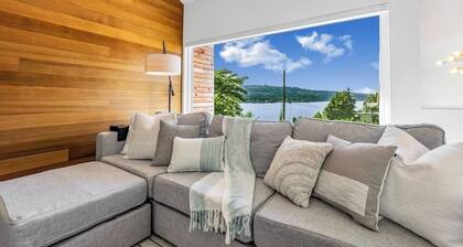 Modern and Relaxing Lake Sammamish View House