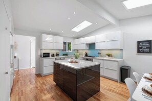 Réfrigérateur, four à micro-ondes, un four, surface de cuisson
