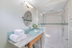 Regadera, secadora de cabello, shampoo 