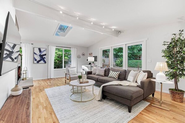 Télévision, cheminée, espaces bureaux