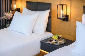 Deluxe Twin Room | Minibar, in-room safe, desk, blackout drapes