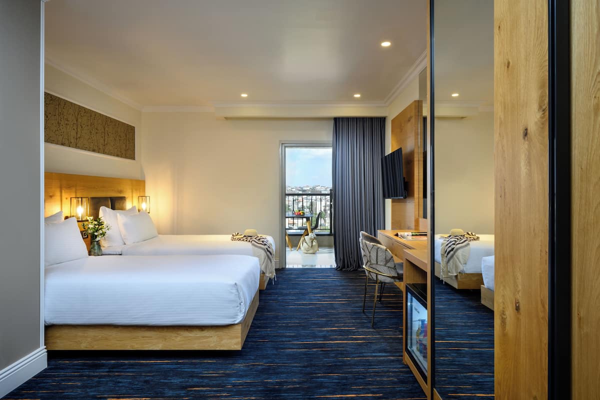 Superior Twin Room, Balcony | 1 bilik tidur, bar mini, peti besi dalam bilik, meja