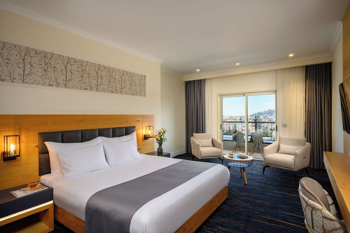 Superior Double Room, palang cekau pancuran mandi, Balcony (Accessible) | 1 bilik tidur, bar mini, peti besi dalam bilik, meja