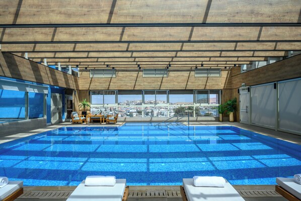 Una piscina cubierta