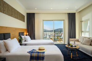 Minibar, caja de seguridad en la habitación y escritorio 