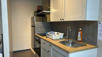 Coffee/tea maker, fridge, microwave, oven