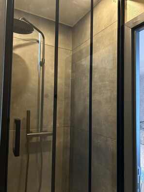Dusche, Handtücher, Seife, Toilettenpapier
