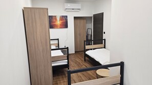 1 dormitori, planxa i posts de planxar, wifi i roba de llit