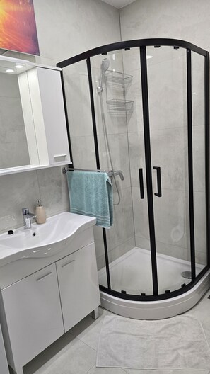 Serviettes fournies, papier toilette