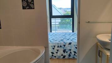 Een haardroger, handdoeken, zeep, toiletpapier