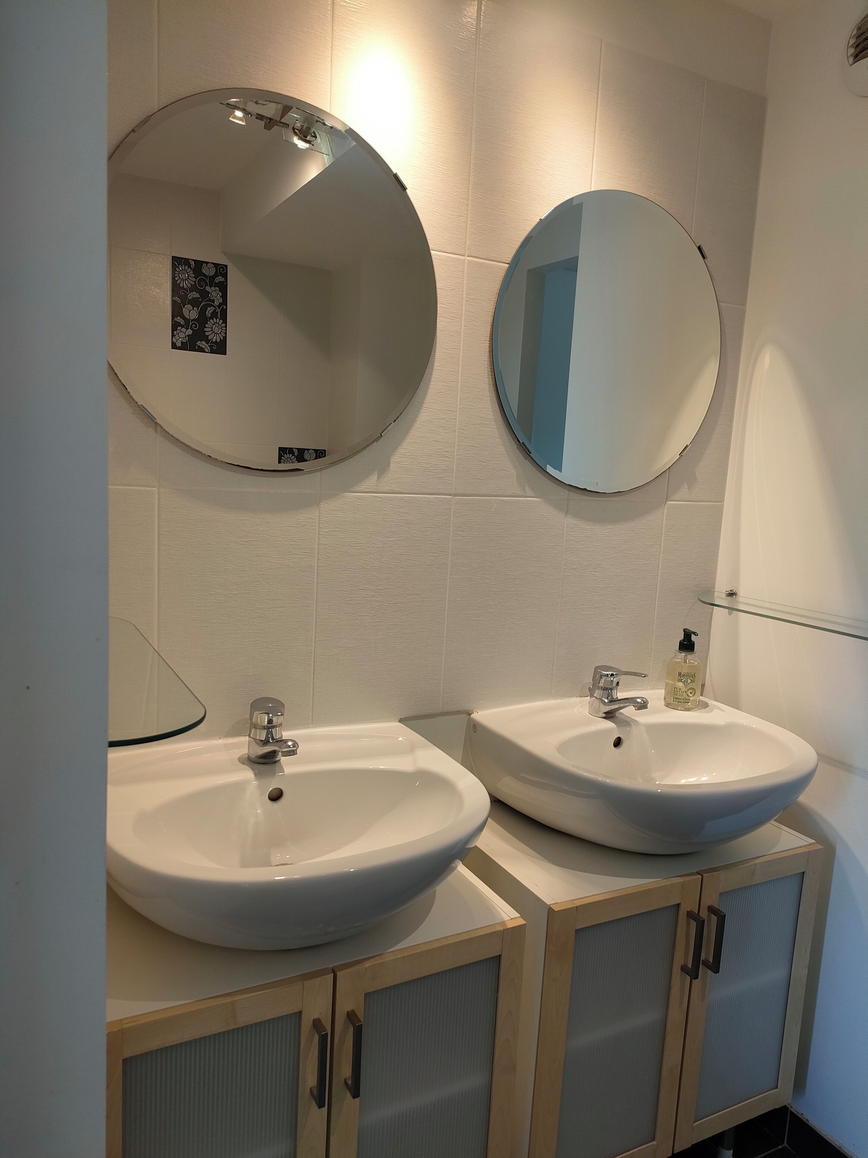 Sèche-cheveux, serviettes fournies, savon, papier toilette